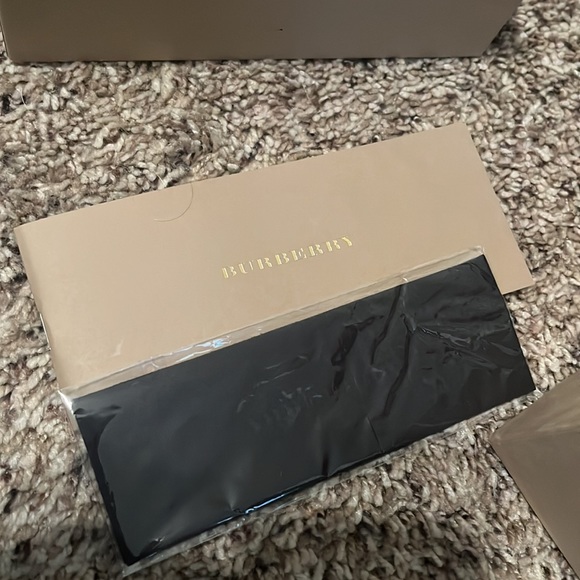 Burberry sunglass box - Picture 6 of 7